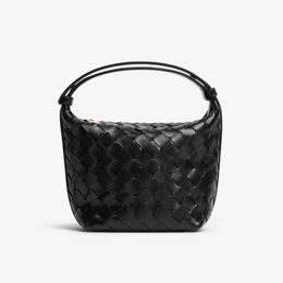 Сумка-хобо Wallace из микрокожи Bottega Veneta, черный r04246974 | black-gold