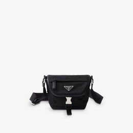 Сумка на плечо из кожи и переработанного нейлона с фирменной табличкой Re-Nylon Prada, черный r04328408 | black