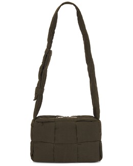 Сумка Medium Padded Tech Cassette Waxed Canvas Bottega Veneta, оливковый/серебряный bott-my234 | olive & silver