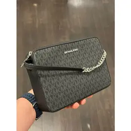 Сумка кросс-боди Michael Kors Сумка женская прямоугольная кожанная черная с логотипом серебрянной фурнитурой без цепочки Michael Kors Outlet Jet Set Item Logo Crossbody Bag 35F8STTC3B, фактура рельефная, зернистая, матовая, перфорированная, черный 103714012765