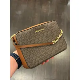 Сумка кросс-боди Michael Kors Сумка женская прямоугольная с логотипом коричневая золотая фурнитура без цепи Michael Kors Outlet Jet Set Item Brown Gold No chain 35F8GTTC3B, фактура зернистая, матовая, перфорированная, рельефная, коричневый 4396964547