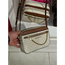 Сумка клатч Michael Kors Женская сумка ванильно-коричнева большая с лого и золотой цепью Michael Kors Outlet Jet Set Large Logo Crossbody Bag 35S1GTTC9B, фактура зернистая, матовая, рельефная, тиснение, перфорированная, ванильно-бежевый 103693357472