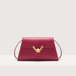 Сумка через плечо Coccinelle Dew small, цвет Sangria e1qtf120301_r16 | sangria