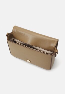 Сумка через плечо BRYANT AVE FLAP DKNY, серо-коричневый dk151h161-b11 | taupe