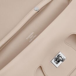 Bel Air Маленький клатч на ремешке Balenciaga, миндальный 8349432abaw2910 | миндаль