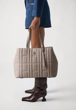Сумка FEMININE TOTE Tommy Hilfiger, серо-коричневый to151h1wq-b11 | coastal taupe