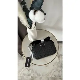 Сумка поясная Michael Kors Michael Kors medium camera bag, фактура рельефная, черный 4379405143