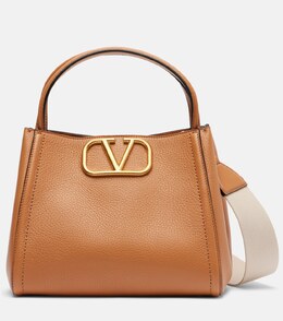 Средняя кожаная сумка Alltime Valentino Garavani, Almond Beige/Sabbia p01056361 | almond beige/sabbia
