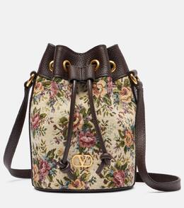 VLogo Signature Маленькая сумка-ведро из холста Valentino Garavani, Multicolor/Oak Brown p01056356 | multicolor/oak brown