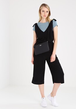 Сумка через плечо Lacoste кожаная на молнии с логотипом бренда, черный la251h01u-q11 | black